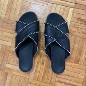 Women’s sandals (Zara)
Size 8 / 38